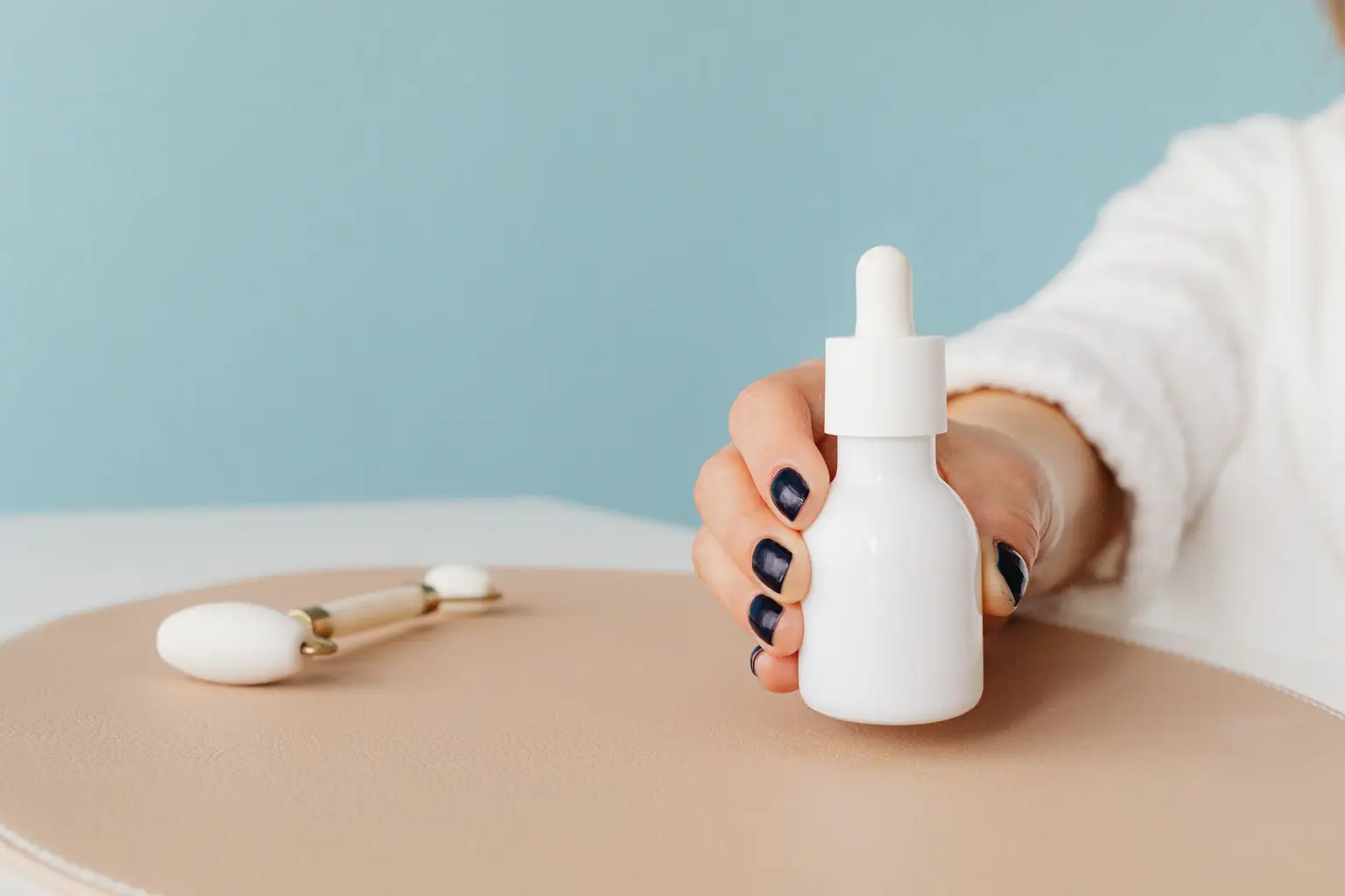 Antioxidantes Naturales en Cosméticos Antiedad: Tu Escudo Contra el Envejecimiento