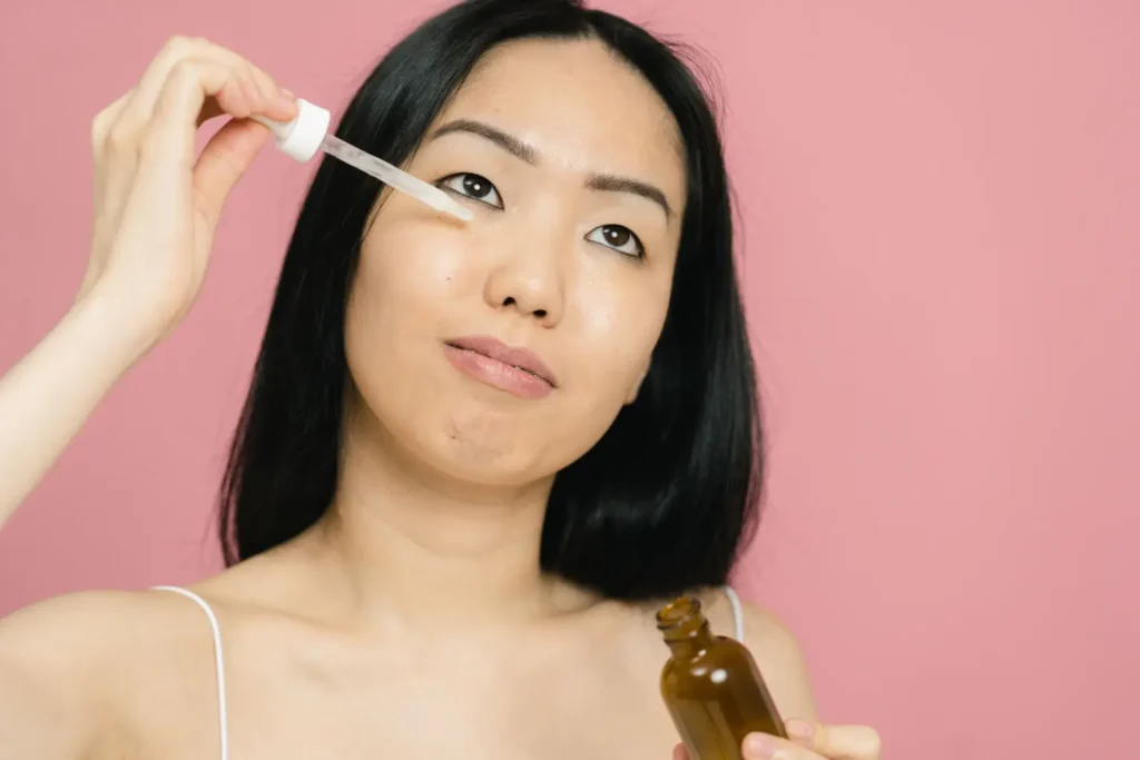 Hábitos diarios que mejoran la elasticidad de la piel con cosméticos antiedad